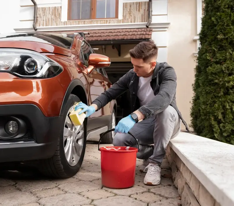 Lavage auto à domicile Pont-Sainte-Maxence : professionnel intervenant sur un véhicule